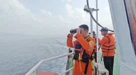 Tim SAR gabungan melakukan pengamatan sambil menyisir perairan sekitar Gunung Anak Krakatau untuk mencari jejak lima jurnalis dan tiga awak kapal yang hilang kontak. Operasi pencarian memasuki hari kedelapan dengan melibatkan 647 personel serta memperluas jangkauan hingga wilayah kerja Basarnas Bengkulu, Selasa (15/9/2026). Foto: Ist.