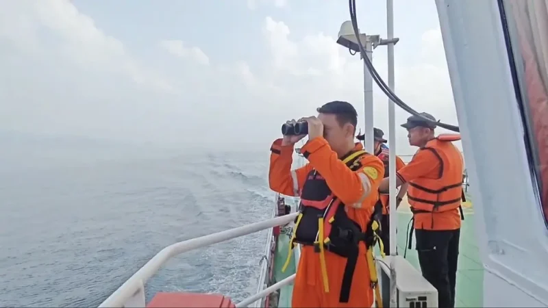 Tim SAR gabungan melakukan pengamatan sambil menyisir perairan sekitar Gunung Anak Krakatau untuk mencari jejak lima jurnalis dan tiga awak kapal yang hilang kontak. Operasi pencarian memasuki hari kedelapan dengan melibatkan 647 personel serta memperluas jangkauan hingga wilayah kerja Basarnas Bengkulu, Selasa (15/9/2026). Foto: Ist.