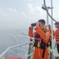 Tim SAR gabungan melakukan pengamatan sambil menyisir perairan sekitar Gunung Anak Krakatau untuk mencari jejak lima jurnalis dan tiga awak kapal yang hilang kontak. Operasi pencarian memasuki hari kedelapan dengan melibatkan 647 personel serta memperluas jangkauan hingga wilayah kerja Basarnas Bengkulu, Selasa (15/9/2026). Foto: Ist.