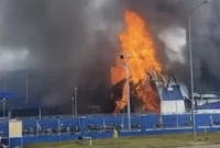 Kobaran api dan kepulan asap hitam pekat membubung tinggi menghanguskan gedung pabrik PT Evyap Sabun Indonesia di KEK Sei Mangkei, Simalungun, Kamis (3/9/2026). Foto: Ist.