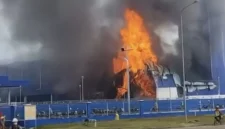 Kobaran api dan kepulan asap hitam pekat membubung tinggi menghanguskan gedung pabrik PT Evyap Sabun Indonesia di KEK Sei Mangkei, Simalungun, Kamis (3/9/2026). Foto: Ist.