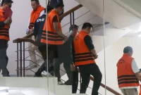 Delapan tersangka keluar dari Gedung Merah Putih KPK setelah menjalani pemeriksaan terkait perkara dugaan suap pengurusan Hak Guna Bangunan (HGB) di BPN Kabupaten Bogor, Jakarta, Selasa (15/9/2026). Foto: Ist.