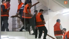 Delapan tersangka keluar dari Gedung Merah Putih KPK setelah menjalani pemeriksaan terkait perkara dugaan suap pengurusan Hak Guna Bangunan (HGB) di BPN Kabupaten Bogor, Jakarta, Selasa (15/9/2026). Foto: Ist.