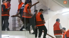 Delapan tersangka keluar dari Gedung Merah Putih KPK setelah menjalani pemeriksaan terkait perkara dugaan suap pengurusan Hak Guna Bangunan (HGB) di BPN Kabupaten Bogor, Jakarta, Selasa (15/9/2026). Foto: Ist.