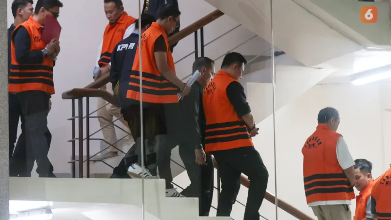 Delapan tersangka keluar dari Gedung Merah Putih KPK setelah menjalani pemeriksaan terkait perkara dugaan suap pengurusan Hak Guna Bangunan (HGB) di BPN Kabupaten Bogor, Jakarta, Selasa (15/9/2026). Foto: Ist.