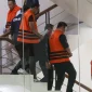 Delapan tersangka keluar dari Gedung Merah Putih KPK setelah menjalani pemeriksaan terkait perkara dugaan suap pengurusan Hak Guna Bangunan (HGB) di BPN Kabupaten Bogor, Jakarta, Selasa (15/9/2026). Foto: Ist.