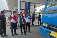 Tim gabungan dari Pertamina Patra Niaga, Polda Sumatera Barat, dan Pemprov Sumbar melakukan inspeksi mendadak di salah satu SPBU Kota Padang, Senin (7/9/2026). Foto: Ist.