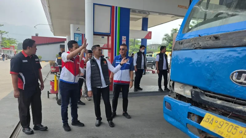 Tim gabungan dari Pertamina Patra Niaga, Polda Sumatera Barat, dan Pemprov Sumbar melakukan inspeksi mendadak di salah satu SPBU Kota Padang, Senin (7/9/2026). Foto: Ist.
