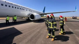 Pesawat Garuda Indonesia GA604 yang mengalami pecah ban saat lepas landas dari Jakarta mendarat dengan selamat di Bandara Sultan Hasanuddin, Makassar, Kamis (3/9/2026). Foto: Ist.
