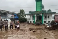 Petugas gabungan menyisir kawasan terdampak banjir bandang di Kecamatan Gunung Talang, Kabupaten Solok, Sumatera Barat, Selasa (22/9/2026). Foto: Ist.