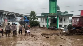 Petugas gabungan menyisir kawasan terdampak banjir bandang di Kecamatan Gunung Talang, Kabupaten Solok, Sumatera Barat, Selasa (22/9/2026). Foto: Ist.