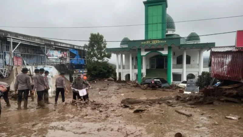 Petugas gabungan menyisir kawasan terdampak banjir bandang di Kecamatan Gunung Talang, Kabupaten Solok, Sumatera Barat, Selasa (22/9/2026). Foto: Ist.