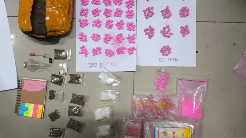 Barang bukti peredaran narkotika yang disita Polres Metro Jakarta Pusat: sabu, pil berlogo Keropi dan Granat, ekstasi, serta ganja. Dua tersangka ditangkap di Hotel G, barang diduga berasal dari Pekanbaru dan siap diedarkan ke Jakarta serta Depok, Rabu (23/9/2026). Foto: Ist.