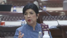 Gubernur Bank Indonesia Destry Damayanti menyampaikan penjelasan terkait tekanan terhadap rupiah dan langkah penstabilan nilai tukar dalam rapat bersama Komisi XI DPR RI di Kompleks Parlemen, Senin (28/9/2026). Foto: Ist.