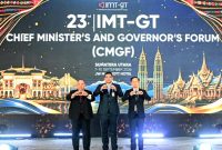 Gubernur Sumatera Utara Muhammad Bobby Afif Nasution (tengah) bersama pimpinan delegasi Malaysia dan Thailand berfoto bersama usai pembukaan Chief Ministers’ and Governors’ Forum IMT-GT ke-23 di Medan, Rabu (9/9/2026). Bobby menekankan pentingnya penguatan ekonomi kawasan melalui platform konkret sekaligus menjaga lingkungan lewat prinsip hijau dan biru. Foto: Ist.
