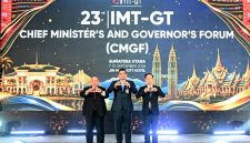 Gubernur Sumatera Utara Muhammad Bobby Afif Nasution (tengah) bersama pimpinan delegasi Malaysia dan Thailand berfoto bersama usai pembukaan Chief Ministers’ and Governors’ Forum IMT-GT ke-23 di Medan, Rabu (9/9/2026). Bobby menekankan pentingnya penguatan ekonomi kawasan melalui platform konkret sekaligus menjaga lingkungan lewat prinsip hijau dan biru. Foto: Ist.