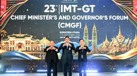 Gubernur Sumatera Utara Muhammad Bobby Afif Nasution (tengah) bersama pimpinan delegasi Malaysia dan Thailand berfoto bersama usai pembukaan Chief Ministers’ and Governors’ Forum IMT-GT ke-23 di Medan, Rabu (9/9/2026). Bobby menekankan pentingnya penguatan ekonomi kawasan melalui platform konkret sekaligus menjaga lingkungan lewat prinsip hijau dan biru. Foto: Ist.