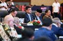 Gubernur Sumatera Utara Muhammad Bobby Afif Nasution (tengah) menyampaikan usulan empat skema kerja sama ekonomi menyatukan potensi 10 provinsi se-Sumatera dalam Rapat Koordinasi Gubernur se-Sumatera di Hotel JW Marriott Medan, Rabu (9/9/2026). Usulan mencakup hilirisasi komoditas, integrasi logistik, pembiayaan bersama, dan stabilisasi pangan. Foto: Ist.