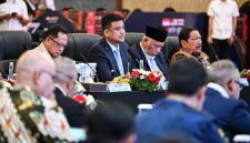 Gubernur Sumatera Utara Muhammad Bobby Afif Nasution (tengah) menyampaikan usulan empat skema kerja sama ekonomi menyatukan potensi 10 provinsi se-Sumatera dalam Rapat Koordinasi Gubernur se-Sumatera di Hotel JW Marriott Medan, Rabu (9/9/2026). Usulan mencakup hilirisasi komoditas, integrasi logistik, pembiayaan bersama, dan stabilisasi pangan. Foto: Ist.