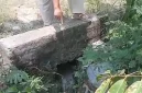 Air limbah berwarna hitam pekat mengalir dari saluran pembuangan SPPG Yayasan Alfian Husin-01 ke parit di permukiman warga Desa Bumi Daya, Kecamatan Palas, Lampung Selatan. Foto: Liputan6.com
