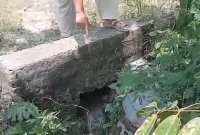 Air limbah berwarna hitam pekat mengalir dari saluran pembuangan SPPG Yayasan Alfian Husin-01 ke parit di permukiman warga Desa Bumi Daya, Kecamatan Palas, Lampung Selatan. Foto: Liputan6.com