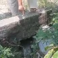 Air limbah berwarna hitam pekat mengalir dari saluran pembuangan SPPG Yayasan Alfian Husin-01 ke parit di permukiman warga Desa Bumi Daya, Kecamatan Palas, Lampung Selatan. Foto: Liputan6.com