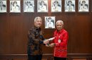 Wakil Gubernur Sumatera Utara Surya menerima cenderamata berupa miniatur pesawat dari Wakil Direktur Utama Garuda Indonesia Thomas Oentoro di Kantor Gubernur Sumut, Medan, Kamis (3/9/2026). Foto: Ist.