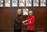 Wakil Gubernur Sumatera Utara Surya menerima cenderamata berupa miniatur pesawat dari Wakil Direktur Utama Garuda Indonesia Thomas Oentoro di Kantor Gubernur Sumut, Medan, Kamis (3/9/2026). Foto: Ist.