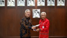 Wakil Gubernur Sumatera Utara Surya menerima cenderamata berupa miniatur pesawat dari Wakil Direktur Utama Garuda Indonesia Thomas Oentoro di Kantor Gubernur Sumut, Medan, Kamis (3/9/2026). Foto: Ist.