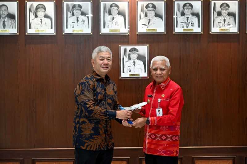 Wakil Gubernur Sumatera Utara Surya menerima cenderamata berupa miniatur pesawat dari Wakil Direktur Utama Garuda Indonesia Thomas Oentoro di Kantor Gubernur Sumut, Medan, Kamis (3/9/2026). Foto: Ist.