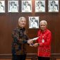 Wakil Gubernur Sumatera Utara Surya menerima cenderamata berupa miniatur pesawat dari Wakil Direktur Utama Garuda Indonesia Thomas Oentoro di Kantor Gubernur Sumut, Medan, Kamis (3/9/2026). Foto: Ist.