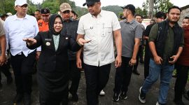 Gubernur Sumatera Utara Muhammad Bobby Afif Nasution didampingi Penjabat Bupati Langkat Tiorita Br. Surbakti meninjau secara langsung lokasi jalan longsor di Dusun Pamah Semelir, Desa Telagah, Kabupaten Langkat, Jumat (11/9/2026). Foto: Ist.
