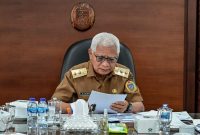 Wakil Gubernur Sumatera Utara, Surya, menyimak penandatanganan SKB Ruang Bersama Indonesia secara siaran langsung dari Ruang Kerja Wagub Kantor Gubernur Sumut, Medan, Senin (14/9/2026). SKB tersebut menjadi landasan hukum agar program pemberdayaan perempuan dan perlindungan anak wajib dimuat dalam program kerja dan anggaran daerah tahun 2027. Foto: Ist.