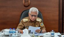 Wakil Gubernur Sumatera Utara, Surya, menyimak penandatanganan SKB Ruang Bersama Indonesia secara siaran langsung dari Ruang Kerja Wagub Kantor Gubernur Sumut, Medan, Senin (14/9/2026). SKB tersebut menjadi landasan hukum agar program pemberdayaan perempuan dan perlindungan anak wajib dimuat dalam program kerja dan anggaran daerah tahun 2027. Foto: Ist.