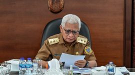 Wakil Gubernur Sumatera Utara, Surya, menyimak penandatanganan SKB Ruang Bersama Indonesia secara siaran langsung dari Ruang Kerja Wagub Kantor Gubernur Sumut, Medan, Senin (14/9/2026). SKB tersebut menjadi landasan hukum agar program pemberdayaan perempuan dan perlindungan anak wajib dimuat dalam program kerja dan anggaran daerah tahun 2027. Foto: Ist.