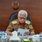 Wakil Gubernur Sumatera Utara, Surya, menyimak penandatanganan SKB Ruang Bersama Indonesia secara siaran langsung dari Ruang Kerja Wagub Kantor Gubernur Sumut, Medan, Senin (14/9/2026). SKB tersebut menjadi landasan hukum agar program pemberdayaan perempuan dan perlindungan anak wajib dimuat dalam program kerja dan anggaran daerah tahun 2027. Foto: Ist.