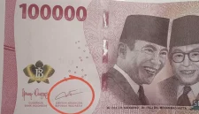 Uang Rupiah emisi tahun cetak 2026 bernilai Rp100.000 yang memuat tanda tangan Purbaya Yudhi Sadewa selaku Menteri Keuangan dan Perry Warjiyo selaku Gubernur BI. Bank Indonesia menegaskan uang tersebut tetap sah dan berlaku sebagai alat pembayaran yang sah di seluruh wilayah NKRI, meski kedua pejabat terkait telah berganti. Foto: Ist.
