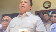Wakil Kepala BGN, Trenggono memberikan keterangan pers terkait hasil penelusuran insiden keracunan massal program Makan Bergizi Gratis di Sidoarjo, Jumat (4/9/2026). Foto: Ist.