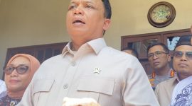 Wakil Kepala BGN, Trenggono memberikan keterangan pers terkait hasil penelusuran insiden keracunan massal program Makan Bergizi Gratis di Sidoarjo, Jumat (4/9/2026). Foto: Ist.