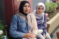 Siti Wardah (kiri) bersama anak perempuannya, Rahma Lubis, saat memberikan keterangan kepada awak media di depan kantor BPS Sumut, Jumat (4/9/2026). Foto: Ist.
