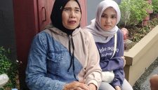 Siti Wardah (kiri) bersama anak perempuannya, Rahma Lubis, saat memberikan keterangan kepada awak media di depan kantor BPS Sumut, Jumat (4/9/2026). Foto: Ist.