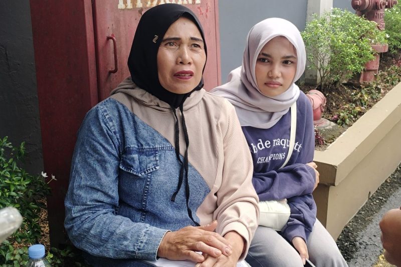 Siti Wardah (kiri) bersama anak perempuannya, Rahma Lubis, saat memberikan keterangan kepada awak media di depan kantor BPS Sumut, Jumat (4/9/2026). Foto: Ist.