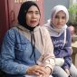Siti Wardah (kiri) bersama anak perempuannya, Rahma Lubis, saat memberikan keterangan kepada awak media di depan kantor BPS Sumut, Jumat (4/9/2026). Foto: Ist.