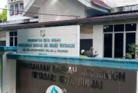 Tampak depan kantor Perumda Air Minum Tirtasari Kota Binjai. Direktur Ashari resmi mengundurkan diri terhitung 15 September 2026, kekosongan jabatan sementara diisi Dewan Pengawas. Mundurnya Ashari menambah daftar pejabat yang meninggalkan jabatan di lingkungan Pemko Binjai dalam waktu berdekatan. Foto: Ist.