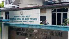 Tampak depan kantor Perumda Air Minum Tirtasari Kota Binjai. Direktur Ashari resmi mengundurkan diri terhitung 15 September 2026, kekosongan jabatan sementara diisi Dewan Pengawas. Mundurnya Ashari menambah daftar pejabat yang meninggalkan jabatan di lingkungan Pemko Binjai dalam waktu berdekatan. Foto: Ist.