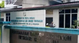 Tampak depan kantor Perumda Air Minum Tirtasari Kota Binjai. Direktur Ashari resmi mengundurkan diri terhitung 15 September 2026, kekosongan jabatan sementara diisi Dewan Pengawas. Mundurnya Ashari menambah daftar pejabat yang meninggalkan jabatan di lingkungan Pemko Binjai dalam waktu berdekatan. Foto: Ist.