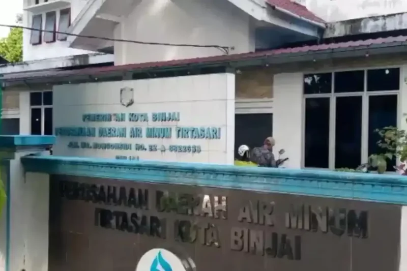 Tampak depan kantor Perumda Air Minum Tirtasari Kota Binjai. Direktur Ashari resmi mengundurkan diri terhitung 15 September 2026, kekosongan jabatan sementara diisi Dewan Pengawas. Mundurnya Ashari menambah daftar pejabat yang meninggalkan jabatan di lingkungan Pemko Binjai dalam waktu berdekatan. Foto: Ist.
