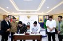 Penandatanganan nota kesepahaman (MoU) pengembangan sektor kesehatan antara Pemprov Sumut dan Pemerintah Korea Selatan yang disaksikan langsung oleh Gubernur Sumut Bobby Nasution dan Duta Besar Korsel untuk Indonesia Yoon Soongu di Kantor Gubernur Sumut, Medan, Selasa (8/9/2026) malam. Foto: Ist.