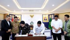 Penandatanganan nota kesepahaman (MoU) pengembangan sektor kesehatan antara Pemprov Sumut dan Pemerintah Korea Selatan yang disaksikan langsung oleh Gubernur Sumut Bobby Nasution dan Duta Besar Korsel untuk Indonesia Yoon Soongu di Kantor Gubernur Sumut, Medan, Selasa (8/9/2026) malam. Foto: Ist.