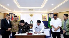 Penandatanganan nota kesepahaman (MoU) pengembangan sektor kesehatan antara Pemprov Sumut dan Pemerintah Korea Selatan yang disaksikan langsung oleh Gubernur Sumut Bobby Nasution dan Duta Besar Korsel untuk Indonesia Yoon Soongu di Kantor Gubernur Sumut, Medan, Selasa (8/9/2026) malam. Foto: Ist.